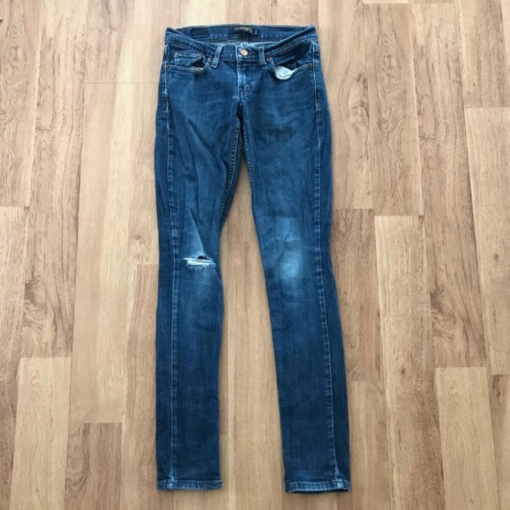 Levi Dark Wash Distressed Skinny Jean Size 1